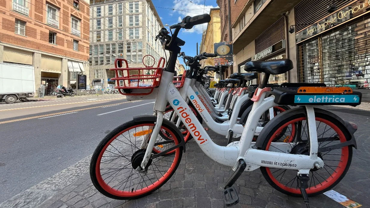 Bologna-di-Notte-bike-sharing Biciclette Ridemovi per bike sharing